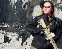 यूक्रेन की ब्यूटी क्वीन: खूबसूरत हसीना' ने उठाई बंदूक...मिलिट्री यूनिफॉर्म पहनकर रूस को दिया चैलेंज..