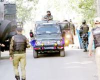 कश्मीर में सुरक्षाबलों ने मार गिराए 4 आतंकवादी, 2 जवान शहीद