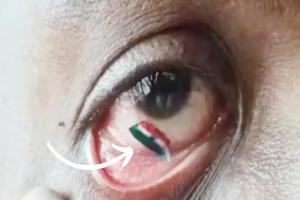  52 वर्षीय लघु कलाकार ने अपनी दाहिनी आंख में तिरंगा पेंट किया