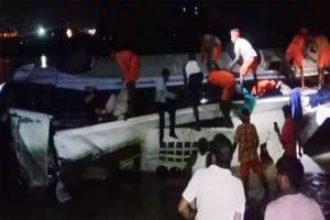 गिरिडीह में नदी में गिरी यात्रियों से भरी बस, 25 लोगों के डूबने की आशंका