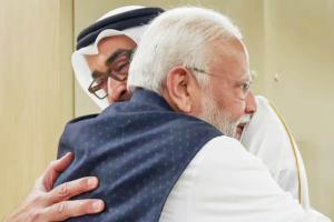 UAE में पीएम मोदी, राष्ट्रपति अल नाहयान ने लगाया गले