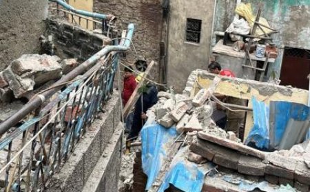 दिल्ली के करोल बाग से बुरी ख़बर, एक ईमारत गिरने से चार लोगों की मौत।