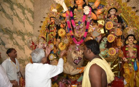 मुख्यमंत्री नीतीश कुमार ने की नवरात्रि की महाअष्टमी पूजा, मुख्यमंत्री ने मंदिर परिसर के बचे काम को जल्दी पूरा करने का दिया निर्देश।