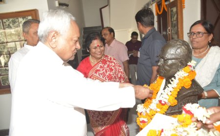 लोकनायक जयप्रकाश नारायण की प्रतिमा पर मुख्यमंत्री ने माल्यार्पण कर दी श्रद्धांजलि।