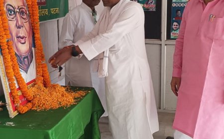 राजद ने जयप्रकाश नारायण के चित्र पर माल्यार्पण कर मनाया जन्मदिन। सम्पूर्ण क्रांति के नायक के मूल्यों को याद दिलाया गया।