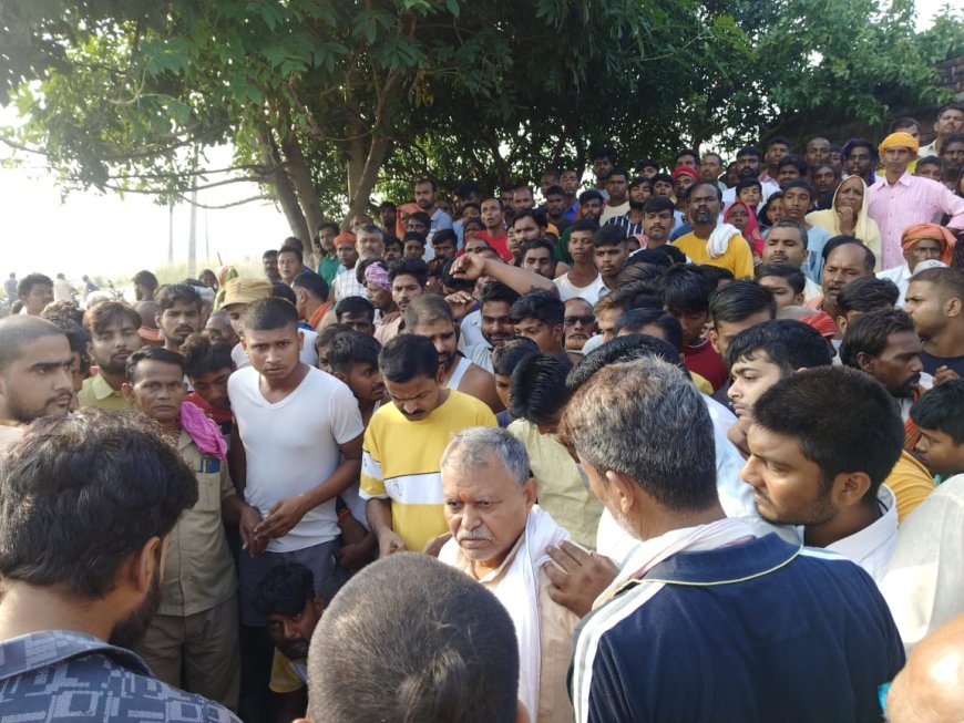 किसान नेता का मिला शव,  हत्या की आंशका के बाद परिजनों ने कराया प्राथमिकी दर्ज। इलाके में दहशत का माहौल।दुर्गा पूजा पंडाल में श्रद्धालुओं के बीच प्रसाद वितरण कर रहा था मृतक।