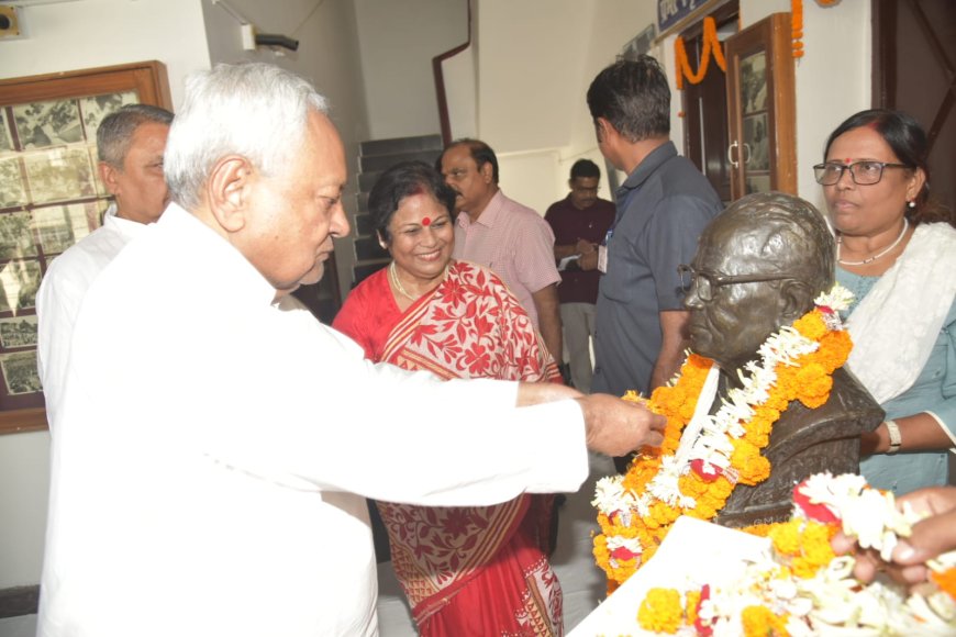 लोकनायक जयप्रकाश नारायण की प्रतिमा पर मुख्यमंत्री ने माल्यार्पण कर दी श्रद्धांजलि।