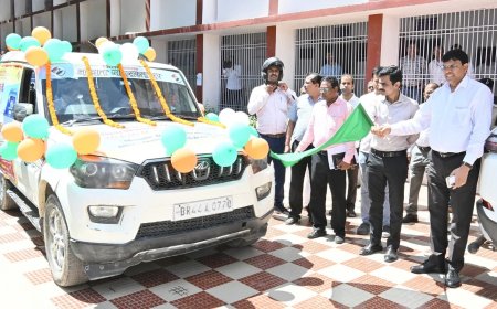 बिहार विधानसभा चुनाव के लिए बक्सर में ईवीएम और वीवीपैट जागरूकता अभियान शुरू।