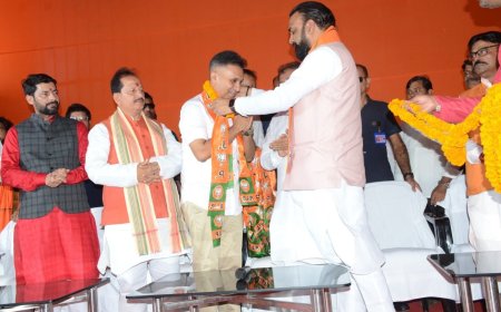 पूर्व आईपीएस अधिकारी आनंद मिश्रा और जन सुराज के अन्य नेता भाजपा में शामिल।