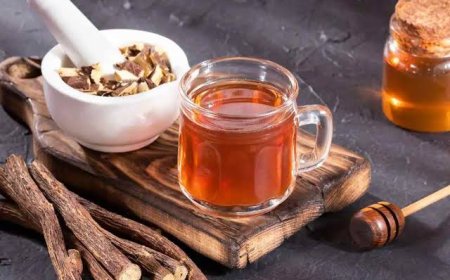 शहद और मुलेठी: सर्दी-जकाम का देसी नुस्खा बना ट्रेंड।