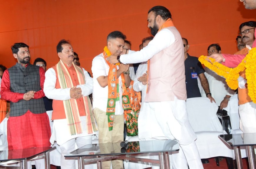 पूर्व आईपीएस अधिकारी आनंद मिश्रा और जन सुराज के अन्य नेता भाजपा में शामिल।