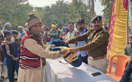 कड़ाके की ठंड के कारण ज़रूरतमंद लोगों के बीच कम्बल का वितरण।
