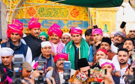 अजमेर शरीफ दरगाह के 814वें उर्स पर कांग्रेस अध्यक्ष मल्लिकार्जुन खरगे की ओर से चादर पेश, इमरान प्रतापगढ़ी ने देश में भाईचारे के लिए की दुआ।