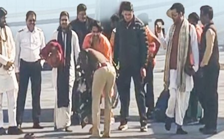 ऑन ड्यूटी पुलिसकर्मी ने जूते-टोपी उतारकर छुए धीरेंद्र शास्त्री के पैर, वीडियो से मचा बवाल
