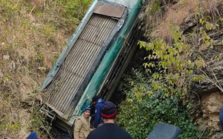 उत्तराखंड में यात्रियों से भरी बस खाई में गिरी, कई मौत की आशंका