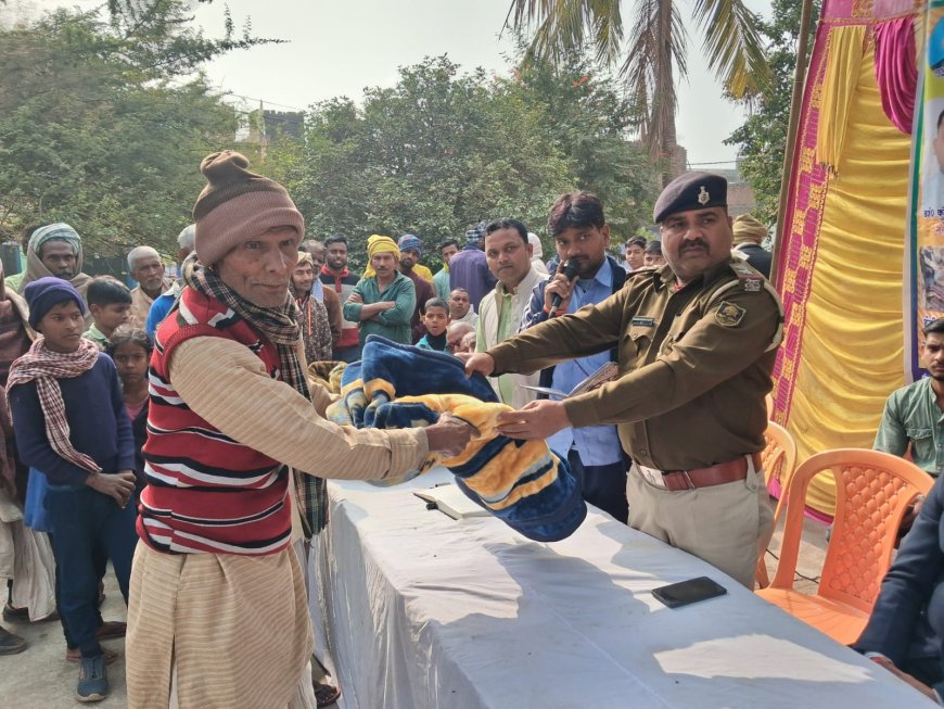 कड़ाके की ठंड के कारण ज़रूरतमंद लोगों के बीच कम्बल का वितरण।