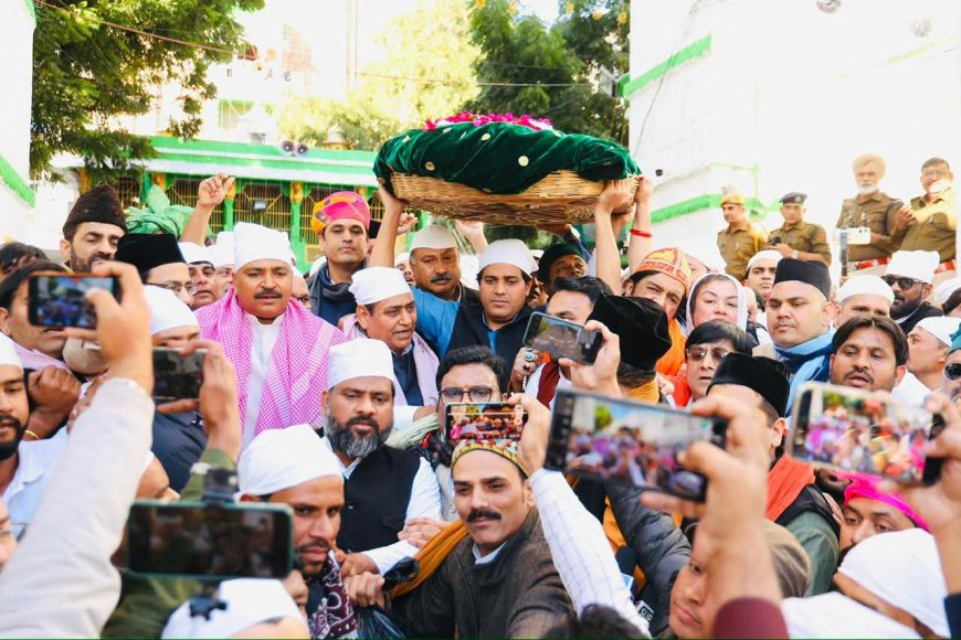 अजमेर शरीफ दरगाह के 814वें उर्स पर कांग्रेस अध्यक्ष मल्लिकार्जुन खरगे की ओर से चादर पेश, इमरान प्रतापगढ़ी ने देश में भाईचारे के लिए की दुआ।