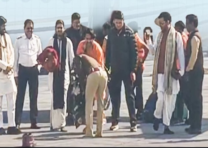 ऑन ड्यूटी पुलिसकर्मी ने जूते-टोपी उतारकर छुए धीरेंद्र शास्त्री के पैर, वीडियो से मचा बवाल