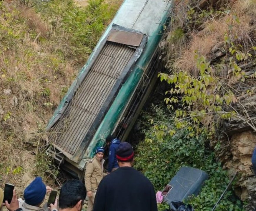 उत्तराखंड में यात्रियों से भरी बस खाई में गिरी, कई मौत की आशंका