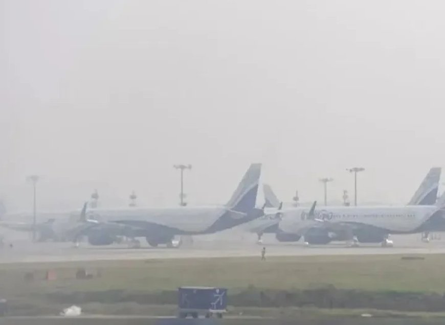 घने कोहरे ने रोकी रफ्तार: दिल्ली में 148 फ्लाइट्स रद्द, ट्रेन सेवाएं भी प्रभावित
