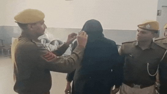लिपस्टिक लगाकर बुर्के में छिपा आरोपी गिरफ्तार, नाबालिग से दुष्कर्म का मामला