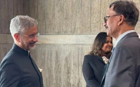 ढाका दौरे में भी नहीं हुई जयशंकर–यूनुस मुलाक़ात, कूटनीतिक संकेतों पर चर्चा