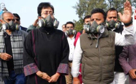 दिल्ली विधानसभा में AAP विधायकों का अनोखा विरोध, गैस मास्क पहनकर पहुंचे सदन