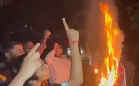 JNU नारेबाज़ी पर FIR, लेकिन सवाल बाकी—आग किसने लगाई, ज़िम्मेदारी कौन लेगा? सरकार और प्रशासन कटघरे में