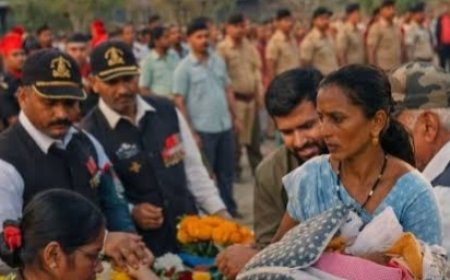 8 घंटे पहले जन्मी बेटी, स्ट्रेचर पर पत्नी… सातारा में शहीद जवान प्रमोद जाधव की भावुक अंतिम विदाई