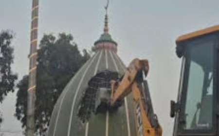 देवरिया में 50 साल पुरानी अवैध मजार पर चला बुलडोजर, ध्वस्तीकरण अभियान जारी