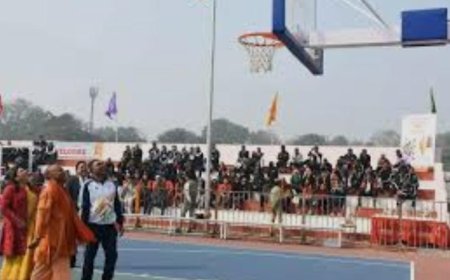 जब सीएम योगी ने मैदान में खेला बास्केटबॉल, महिलाओं के खेल को मिला बड़ा प्रोत्साहन