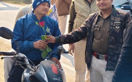 सड़क सुरक्षा माह: कैमूर में बिना हेलमेट वाहन चालकों को फूल देकर जागरूक किया गया