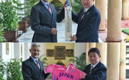 जयशंकर ने जापानी विदेश मंत्री को भेंट किया साइन किया बैट, बदले में मिली जापान टीम की जर्सी