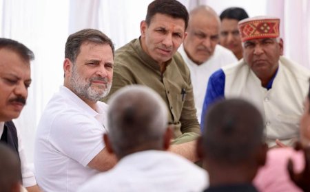 दूषित पानी से बीमार लोगों के बीच पहुंचे राहुल गांधी, पीड़ित परिवारों से की मुलाकात