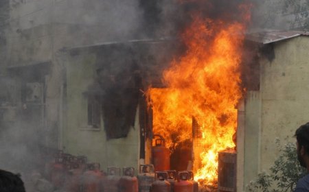हैदराबाद के कुकटपल्ली में अवैध गैस रिफिलिंग के दौरान लगी आग, इलाके में हड़कंप