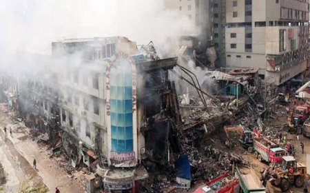 कराची शॉपिंग प्लाजा अग्निकांड: एक दुकान से मिले 30 शव, मरने वालों की संख्या 61 पहुंची