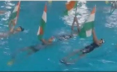 वडोदरा में गणतंत्र दिवस पर तिरंगे के साथ तैराकों का अनोखा प्रदर्शन