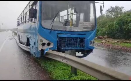 NH-65 पर RTC सुपर लग्ज़री बस का हादसा, 3 यात्री घायल