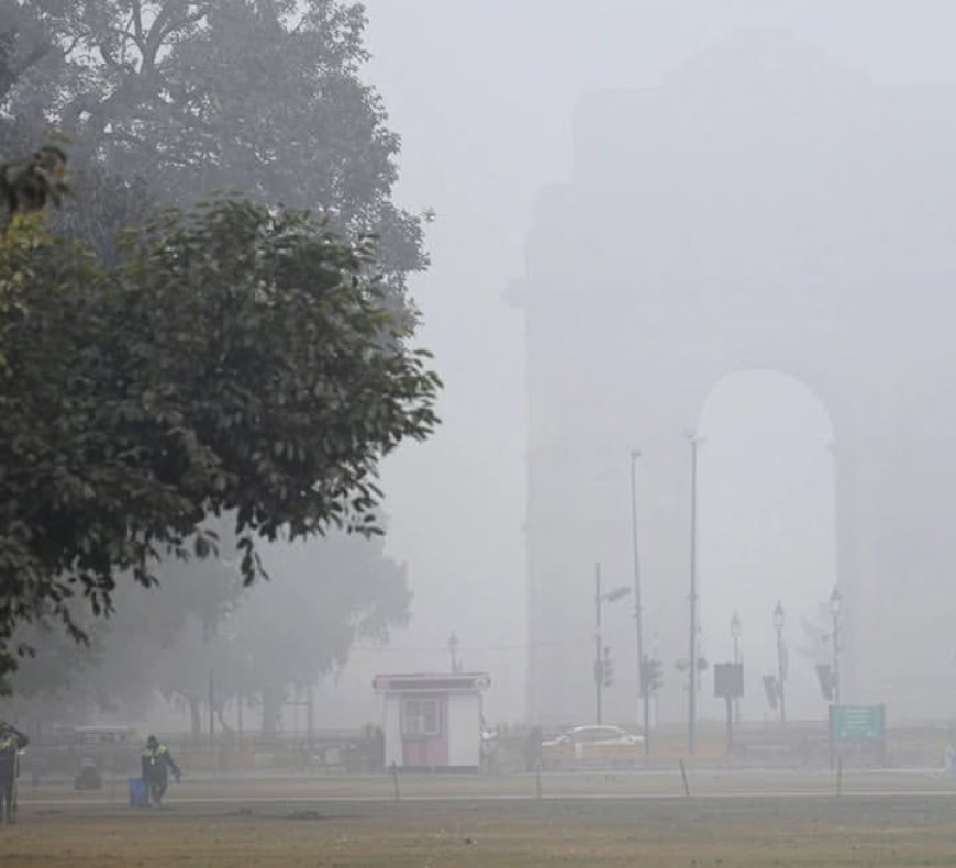 दिल्ली में मौसम का मिज़ाज बदला: ठंडी हवाओं के साथ घना कोहरा, विजिबिलिटी पर असर