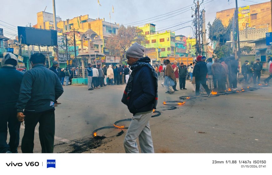 हादसा या साजिश? भभुआ एकता चौक पर शव रखकर परिजनों का प्रदर्शन, पुलिस जांच में जुटी