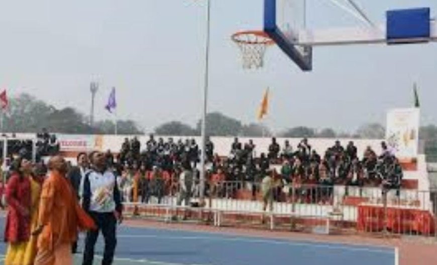 जब सीएम योगी ने मैदान में खेला बास्केटबॉल, महिलाओं के खेल को मिला बड़ा प्रोत्साहन