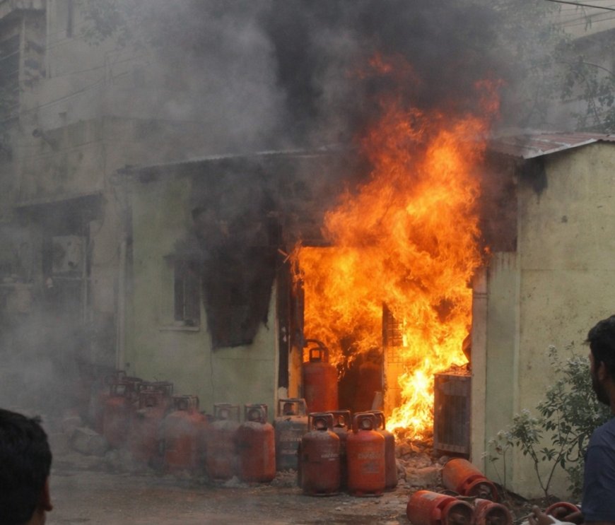 हैदराबाद के कुकटपल्ली में अवैध गैस रिफिलिंग के दौरान लगी आग, इलाके में हड़कंप
