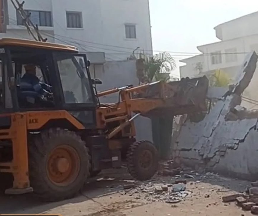 मेडिकल कॉलेज परिसर में बने 10 अवैध मजारों पर चला बुलडोजर, प्रशासन की बड़ी कार्रवाई