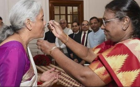 राष्ट्रपति द्रौपदी मुर्मू ने दही-चीनी खिलाकर वित्त मंत्री निर्मला सीतारमण को दी बजट प्रस्तुति की शुभकामनाएं