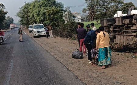 सीहोर हाईवे पर अचानक आई गाय, अनियंत्रित होकर पलटी स्लीपर बस, मचा हड़कंप