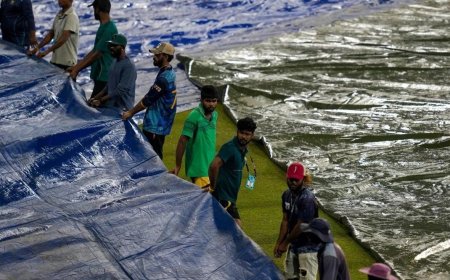 बारिश के साए में IND vs PAK मुकाबला, मैदान ढकने के बाद बढ़ी फैंस की चिंता