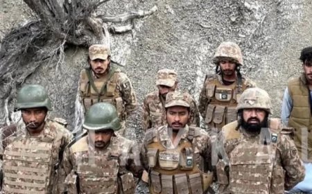 BLA के सामने पाकिस्तानी सैनिकों ने किया सरेंडर, तस्वीरें वायरल