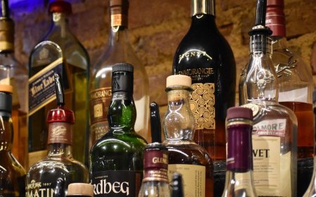 काचीगुड़ा स्टेशन पर 70 डिफेंस शराब की बोतलें जब्त, एक गिरफ्तार