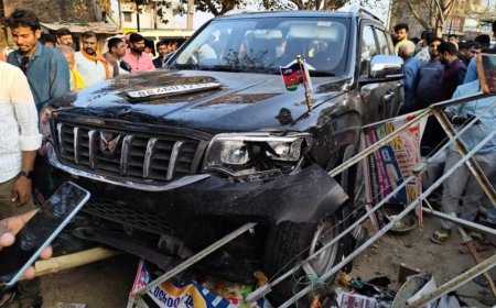 जमुई में सड़क हादसा: लोजपा (रामविलास) का झंडा लगी स्कॉर्पियो बेकाबू, कई बाइक और दुकान को मारी टक्कर