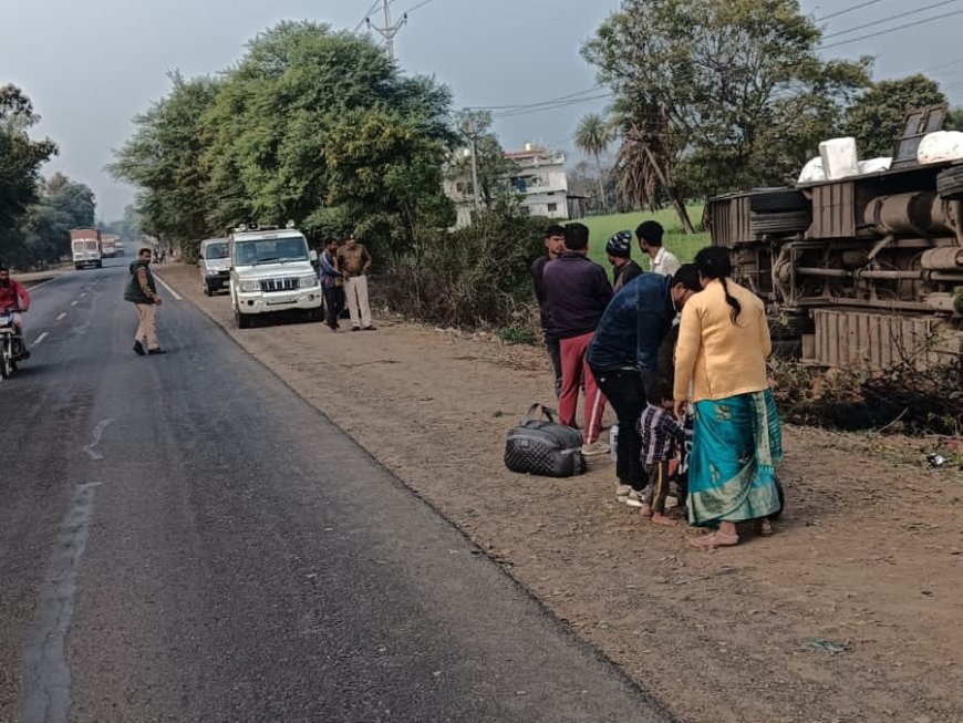 सीहोर हाईवे पर अचानक आई गाय, अनियंत्रित होकर पलटी स्लीपर बस, मचा हड़कंप